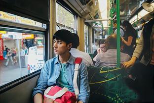 贾德松躺在开往青岛的大巴车过道，通过便携仪器快速缓解疲劳